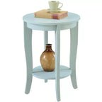 Table d'appoint ronde Belmont avec étagère inférieure, pieds incurvés et finition lisse, idéale pour les coins de salon ou de chambre.