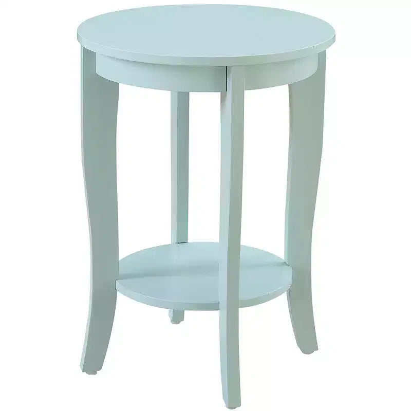 Table d'appoint ronde Belmont avec étagère inférieure, pieds incurvés et finition lisse, idéale pour les coins de salon ou de chambre.