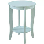 Table d'appoint ronde Belmont avec étagère inférieure, pieds incurvés et finition lisse, idéale pour les coins de salon ou de chambre.