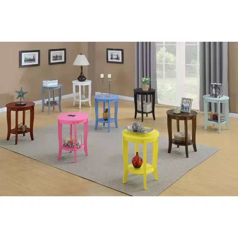 Table d'appoint ronde Belmont avec étagère inférieure, pieds incurvés et finition lisse, idéale pour les coins de salon ou de chambre.