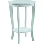 Table d'appoint ronde Belmont avec étagère inférieure, pieds incurvés et finition lisse, idéale pour les coins de salon ou de chambre.