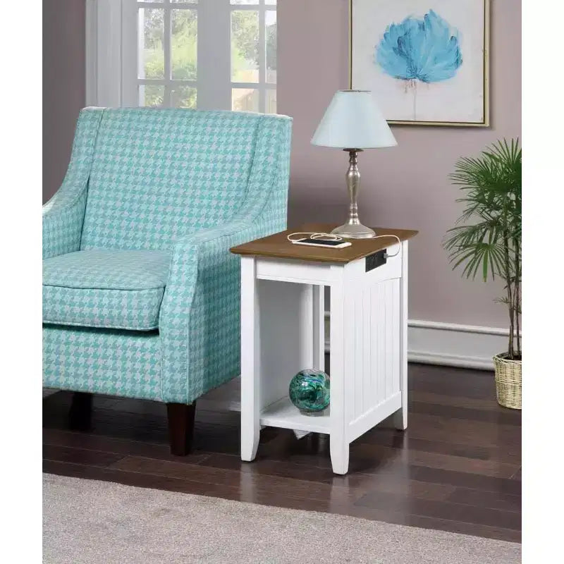 Table d'appoint Belmont avec multiprise et ports USB apparents, table d'appoint élégante avec étagère de rangement pour la décoration du salon ou de la chambre à coucher