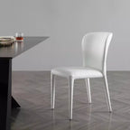 Chaise de salle à manger noire en similicuir de 33 po, idéale comme chaise d'appoint moderne et confortable pour les réunions de famille.