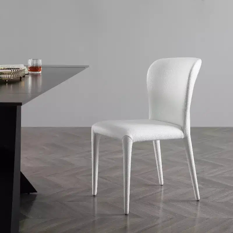 Chaise de salle à manger noire en similicuir de 33 po, idéale comme chaise d'appoint moderne et confortable pour les réunions de famille.