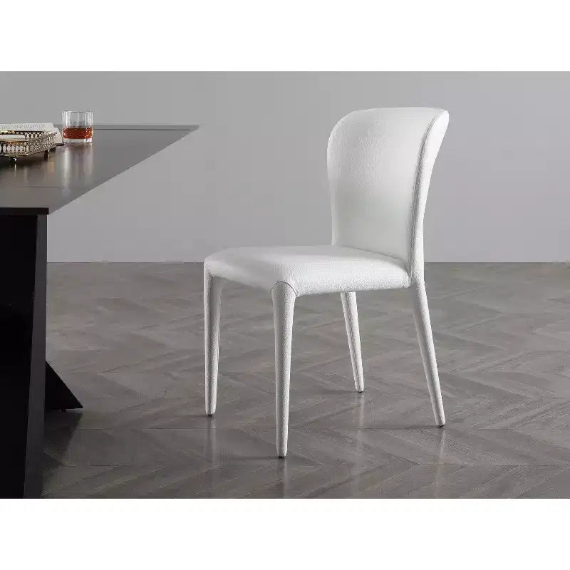 Chaise de salle à manger noire en similicuir de 33 po, idéale comme chaise d'appoint moderne et confortable pour les réunions de famille.