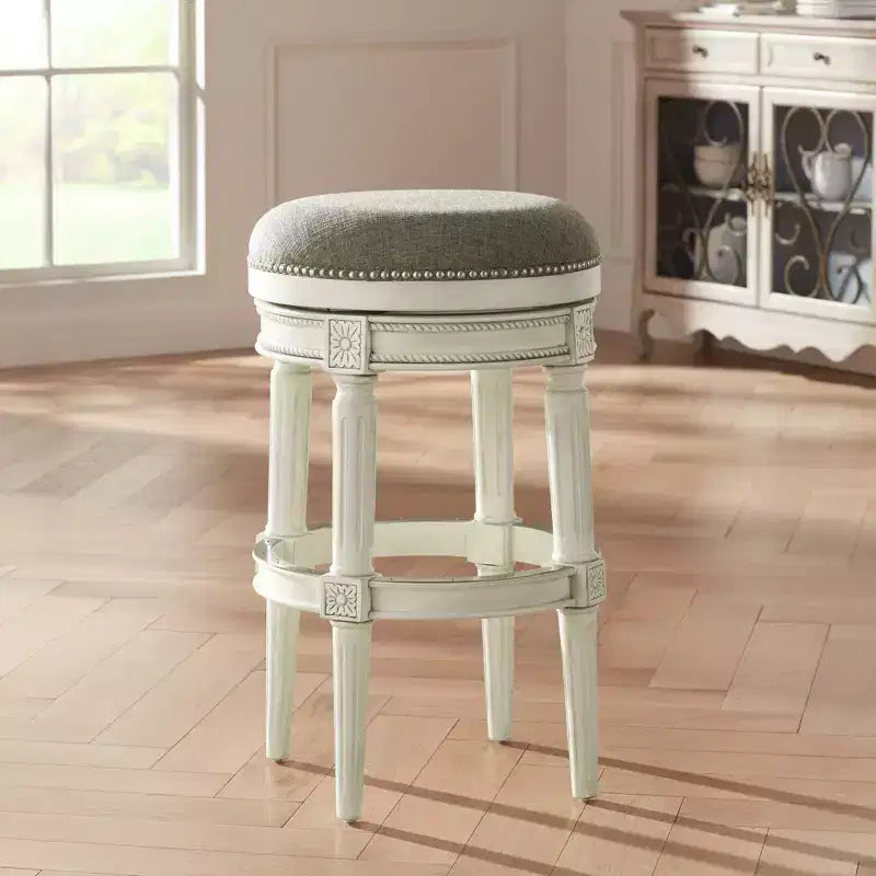 Tabouret de bar pivotant Oliver Wood blanc vieilli 77,5 cm de haut, coussin rond gris traditionnel avec repose-pieds pour comptoir de cuisine