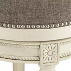 Tabouret de bar pivotant Oliver Wood blanc vieilli 77,5 cm de haut, coussin rond gris traditionnel avec repose-pieds pour comptoir de cuisine