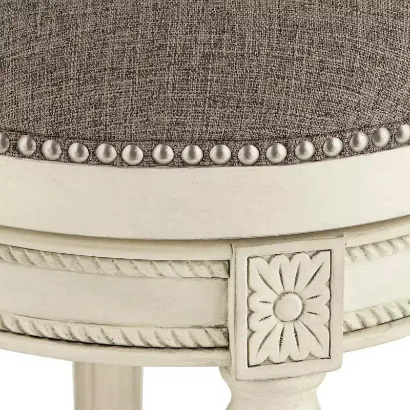 Tabouret de bar pivotant Oliver Wood blanc vieilli 77,5 cm de haut, coussin rond gris traditionnel avec repose-pieds pour comptoir de cuisine